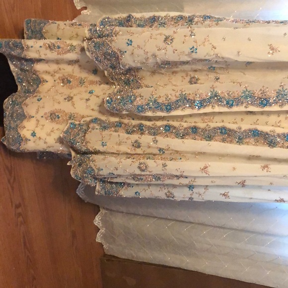 Sari - Picture 2 of 7